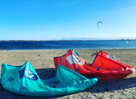 Ailes de kite posées sur la plage