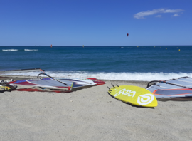 Matériel de planche à voile sur la plage