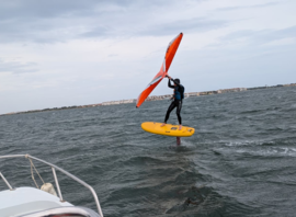 Séance de wingfoil suivie depuis le bateau