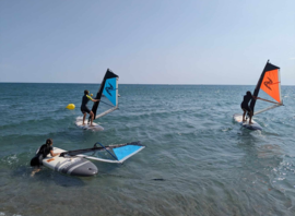 Initiation à la planche à voile en eau peu profonde