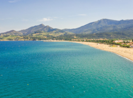 La plage d'Argelès et le massif des Albères