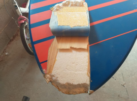 Réparation du nez d'une planche à l'atelier