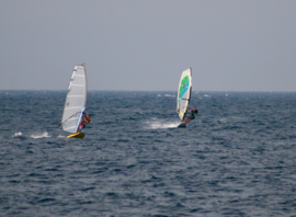 Deux planches à voile sur le plan d'eau