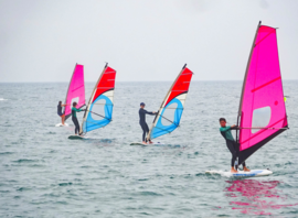 Groupe de planche à voile en mer