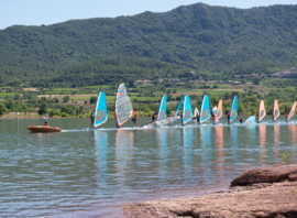 Groupe de planche à voile sur le lac