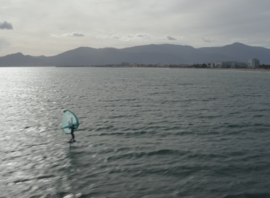 Wingfoil devant le front de mer, Pyrénées en fond