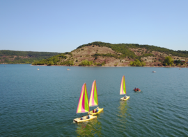 Funboats sur le lac du Salagou