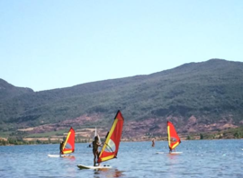 Planches à voile sur le lac