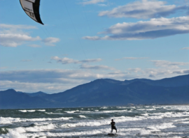 Kitesurf en bord de mer, Pyrénées en fond