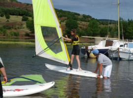 Initiation à la planche à voile près du ponton