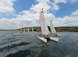 Catamarans sur le lac du Salagou