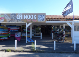 Façade du magasin kite, SUP et foil de Chinook à Leucate Village