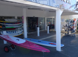 Planches exposées sous l'auvent du magasin