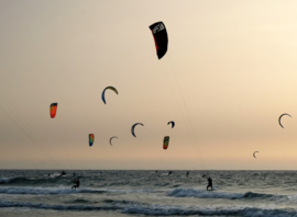 Nombreuses ailes de kite au coucher du soleil