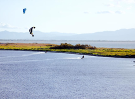 Kitesurfeurs sur un plan d'eau abrité