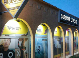 Façade et vitrines du magasin Surfone à Port-Leucate