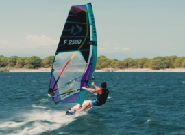Planche à voile sur le plan d'eau