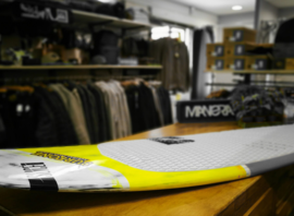 Intérieur du magasin, comptoir et rayon textile