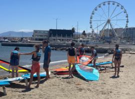 Stagiaires et planches à voile au point plage, près de la grande roue