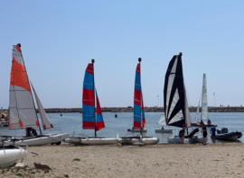 Catamarans du club sur la plage