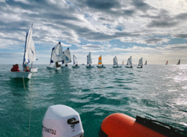 Flotte d'Optimist en mer, vue du bateau de sécurité
