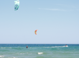 Ailes de kite sur le plan d'eau