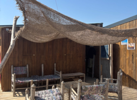 Terrasse ombragée de la base du club