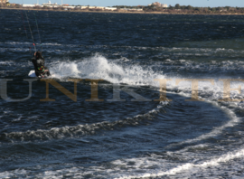 Kitesurfeur sur le plan d'eau