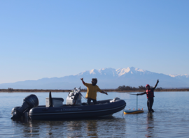 Bateau de l'école sur l'étang, Pyrénées enneigées au loin