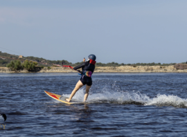 Élève en kitesurf sur l'étang de La Palme