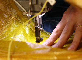 Couture d'une aile de kite à l'atelier