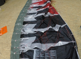 Aile de kite étalée pour réparation