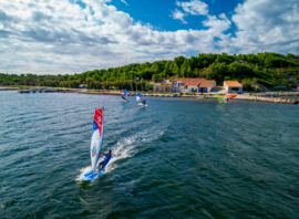 Planche à voile devant la base nautique