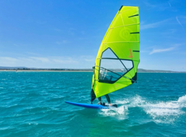 Windsurfeur en mer par temps clair