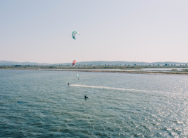 Kitesurfeurs sur l'étang, vue de drone
