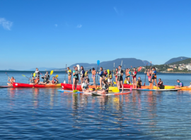 Sortie de groupe en SUP, canoës et kayaks sur le lac de Neuchâtel