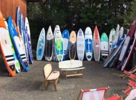 Les planches de location de la station SUP devant le magasin