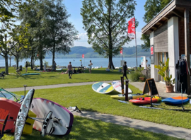 Le magasin au bord du lac, matériel de wing sur la pelouse