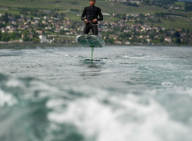 Initiation au foil tracté par bateau devant Corseaux