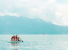 Sortie en paddle sur le Léman face aux Alpes