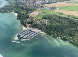 Vue aérienne de la baie d'Yvonand et de son port