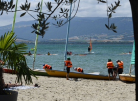Matériel de planche à voile sur la plage, face au lac de Neuchâtel