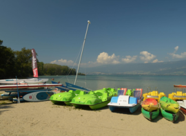 Pédalos, paddles et catamarans de location sur la plage