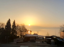 Le club-house du CNBe à Port Saladin au coucher du soleil