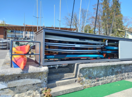 Rangements des paddles et des kayaks au bord de l'eau