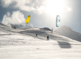 Deux snowkiteurs sur le plateau du Simplon