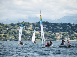Dériveurs du club sur le Léman avec le bateau de sécurité