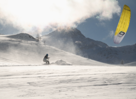 Aile de snowkite au col du Simplon