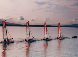 Catamarans de l'école sur le lac au coucher du soleil
