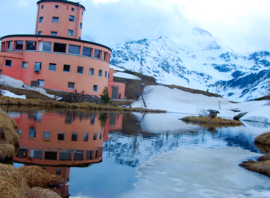 L'hôtel et l'étang du col, encore enneigés